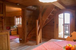 um quarto com uma escada em espiral num chalé de madeira em Kuschelhütte em Neukirchen mais 1 fotografia