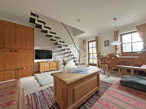 een woonkamer met een trap en een eetkamer bij Gschwendtnerhof App17 Blum in Aschau im Chiemgau