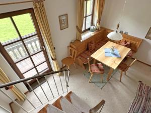 een bovenaanzicht van een eetkamer met een tafel en stoelen bij Gschwendtnerhof App17 Blum in Aschau im Chiemgau