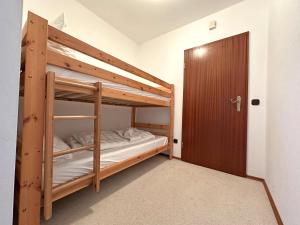 een kamer met 2 stapelbedden en een deur bij Gschwendtnerhof App17 Blum in Aschau im Chiemgau