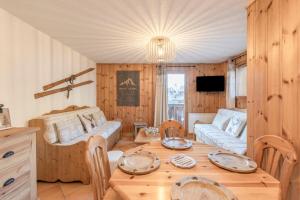 ein Wohnzimmer mit einem Tisch und einem Sofa in der Unterkunft Samoëns à Pied – Appt 4 pers in Samoëns