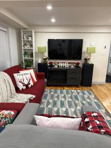 Телевизор и/или развлекательный центр в Family Stay Near Niagara Falls +30 фотографий