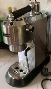 Villa Vadee - Private Villa, Swimming Pool, Deck, 4 Bedrooms, Sleeps 8, Ocean View في شاطئ ثونغ ناي بان نوي: ماكينة صنع القهوة موضوعة فوق المنضدة