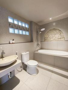 Et badeværelse på Aruna Hills Resort Uluwatu