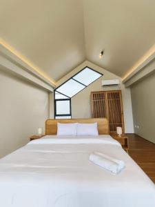 En eller flere senge i et værelse på Aruna Hills Resort Uluwatu