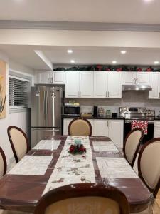 Кухня или мини-кухня в Family Stay Near Niagara Falls
