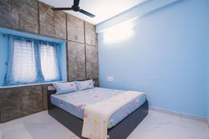 Кровать или кровати в номере Brand New 2bhk Spacious and stylish AC apartments in Tirupati with modern amenities and kitchen near bus stand and railway station, easy access to all local Temples