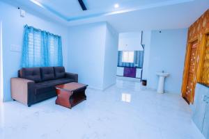 Гостиная зона в Brand New 2bhk Spacious and stylish AC apartments in Tirupati with modern amenities and kitchen near bus stand and railway station, easy access to all local Temples