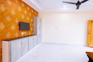 Телевизор и/или развлекательный центр в Brand New 2bhk Spacious and stylish AC apartments in Tirupati with modern amenities and kitchen near bus stand and railway station, easy access to all local Temples +4 фотографии