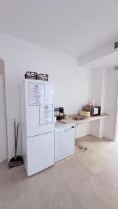 Kuchyň nebo kuchyňský kout v ubytování MadVibes Hostel Gran Vía