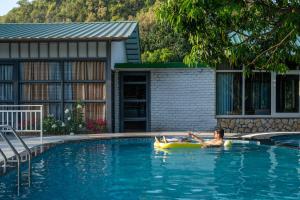 La alberca dentro o cerca de The Sylvan Retreat Dehradun
