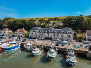 ibis Bayeux Port En Bessin في بورت-أون-بيسين-هوباين: يتم رسو مجموعة من القوارب في الميناء