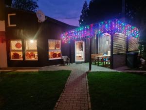 un pergolato con luci di Natale su una casa di Casa Anemyra a Braşov
