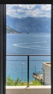 una finestra con vista su un grande corpo d'acqua di Villa Morion a Donji Morinj