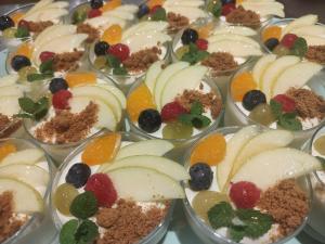 Un montón de postres de frutas en tazas sobre una mesa. en Gîte Amaren Bidea à Aroue, chez Simone et Manu,  22 fotos más