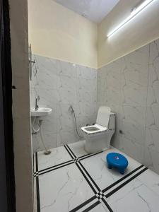 Koupelna v ubytování Maharaj Homestay kainchi dham