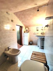 un bagno con un water e un lavandino di Photo House Collodi La Villetta a Collodi