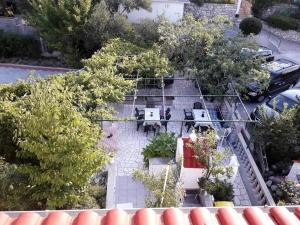 En have udenfor Mile Ferienhaus excellent location close to Rab