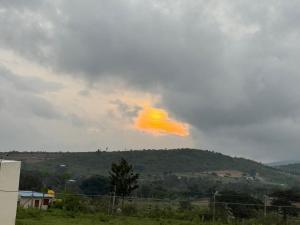 Cảnh núi rừng hoặc tầm nhìn ra núi từ biệt thự