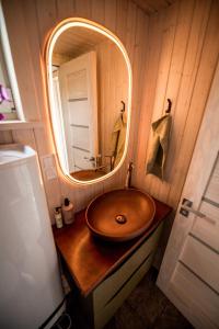 Holiday cabin 'CRANE' في Avotkalni: حمام مع حوض خشبي ومرآة