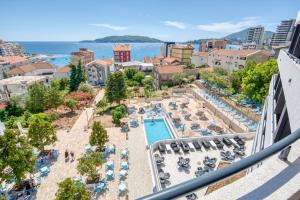 una vista aerea di un resort con piscina di Montenegrina Hotel & SPA All-Inclusive a Bečići