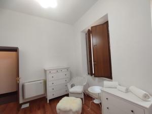 een witte badkamer met een dressoir en een spiegel bij Villa Santoni Guest House in Orte +38 foto's