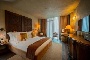 伊斯坦布尔Soho House Istanbul的酒店房间，配有一张大床和一台电视 更多74张照片