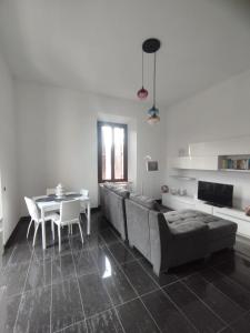 een woonkamer met een bank en een tafel bij Villa Santoni Guest House in Orte