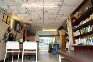 Un restaurante con un techo con mapas. en Airport A4 Transit Hub - Eco Chalets - FREE SHUTTLE SERVICE 24HRS, en Katunayake