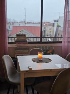 une table avec une bougie dessus, des chaises et une fenêtre dans l'établissement Camino Santiago Santiago Road, à O Porriño
