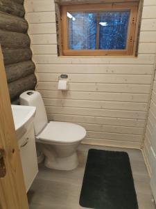 Et badeværelse på Kuukkeli Log Houses Aurora- Secret Cabin