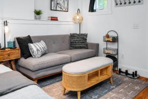 Χώρος καθιστικού στο L Studio Traverse close to downtown and Beach