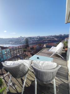 Down2Town B&B في بورتو: كرسيين وطاولة على السطح مطلة