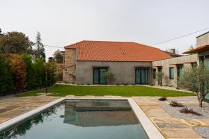 una casa con piscina delante en Villae Verdasca, en Palmeira