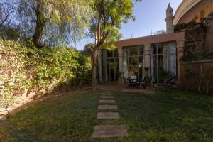 Κήπος έξω από το Le Palais Rhoul and Spa