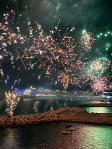 uno spettacolo pirotecnico su uno specchio d'acqua di Casa Buganvília a Funchal