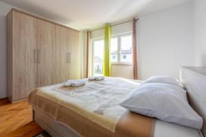 una camera da letto con un letto con due asciugamani sopra di Apartmani Evica - App 1 a Crikvenica Altre 22 foto
