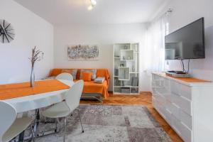 un soggiorno con tavolo da pranzo e divano di Apartmani Evica - App 1 a Crikvenica