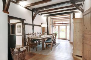 a dining room with a table and chairs at Kembser Cottage - Ostholstein - NEU! in Behrensdorf