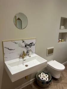 een badkamer met een wastafel en een toilet bij Calsie Cottage, Clatt in Kirktown of Clatt +17 foto's