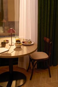 una mesa y sillas con un plato de comida. en Honest Granada Hotel, en Granada