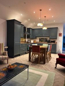 een keuken met een tafel en een eetkamer bij Calsie Cottage, Clatt in Kirktown of Clatt