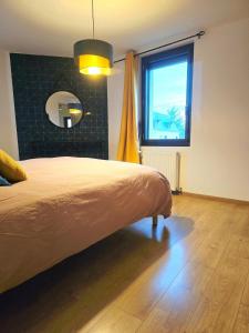 Ένα ή περισσότερα κρεβάτια σε δωμάτιο στο La Maison du bord de Seine +28 φωτογραφίες