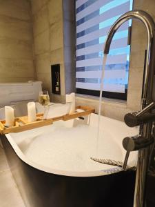 Ένα μπάνιο στο La Maison du bord de Seine