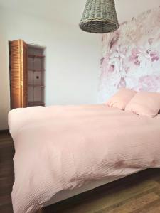 Ένα ή περισσότερα κρεβάτια σε δωμάτιο στο La Maison du bord de Seine