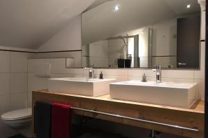 ein Badezimmer mit zwei Waschbecken und einem Spiegel in der Unterkunft Appartement Désirée inkl der SUPER SOMMER CARD im SOMMER 2025 in Serfaus + 30 Fotos