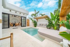 Bazén v ubytování New 1BR Pool Villa Walk to Nyang Nyang Beach nebo v jeho okolí