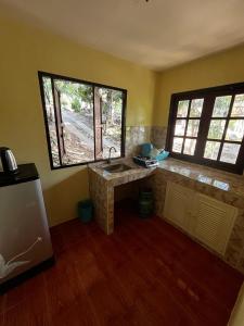 Nhà bếp/bếp nhỏ tại Chaloklum Hideaway B7