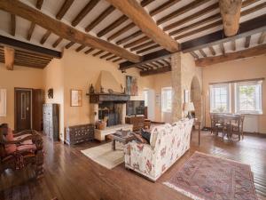 Un lugar para sentarse en Umbrian Charm with Pool Alfresco Delight