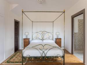 Una cama o camas en una habitación de Umbrian Charm with Pool Alfresco Delight